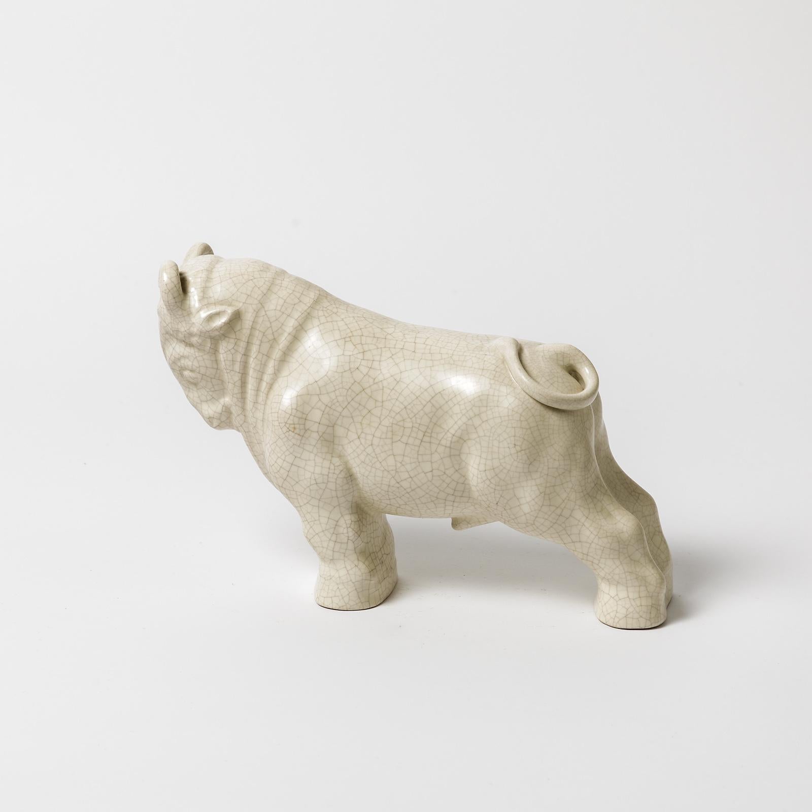 Francese Ram in ceramica con decorazione a smalto bianco Attribuito a Primavera, 1930 circa in vendita