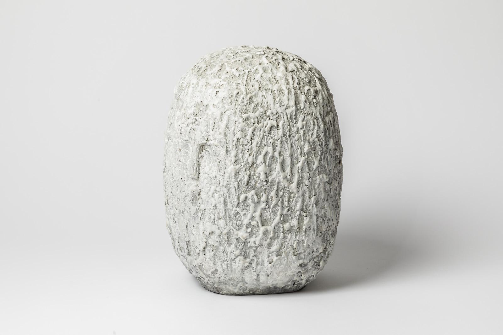 Sculpture en céramique à décor de glaçure blanche représentant une tête par Gisèle Buthod-Garçon.
Conditions d'origine parfaites.
Signé sous la base.
Vers 2017.
Pièce unique.