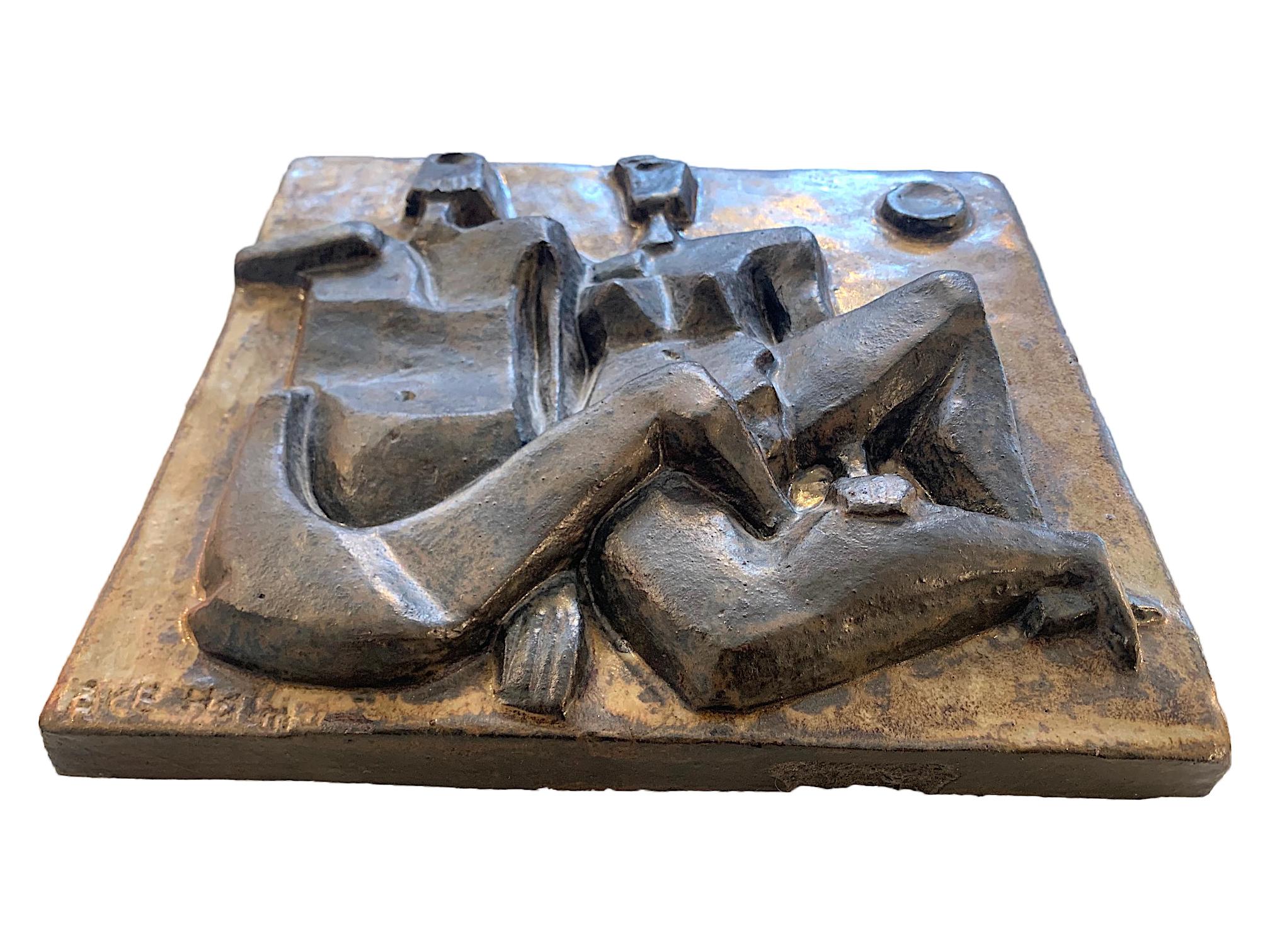 Fléau en grès de l'éminent céramiste suédois Ake Holm représentant un couple de nus géométriques brutalistes enlacés. Finition en grès émaillé et signature dans le coin inférieur gauche 