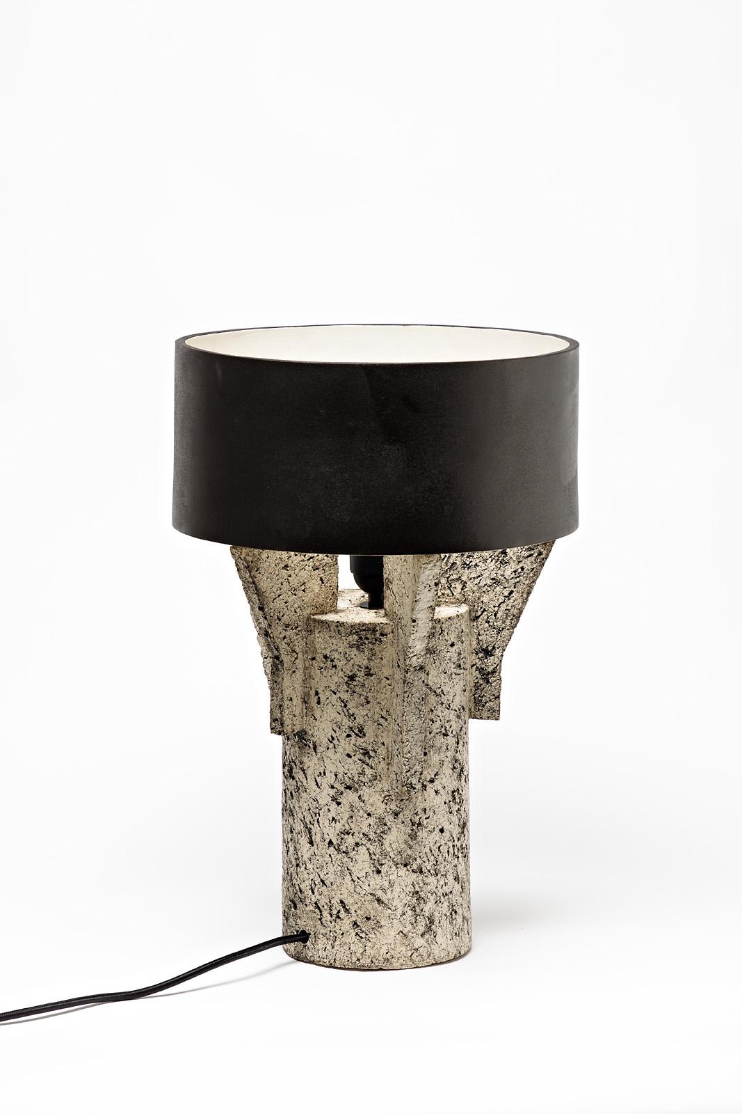 Eine Tischlampe aus Keramik von Denis Castaing mit brauner Glasur.
Der Sockel und der Lampenschirm sind aus Keramik.
Wird mit einer europäischen elektrischen Anlage verkauft.
Perfekter Originalzustand.
2019.
Unter dem Sockel signiert.
   