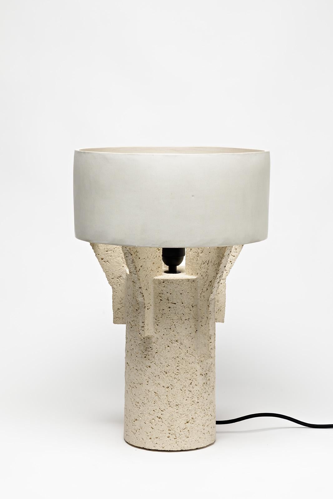 Keramik-Tischlampe von Denis Castaing mit weißer Glasurdekoration, 2019 im Zustand „Neu“ in Saint-Ouen, FR