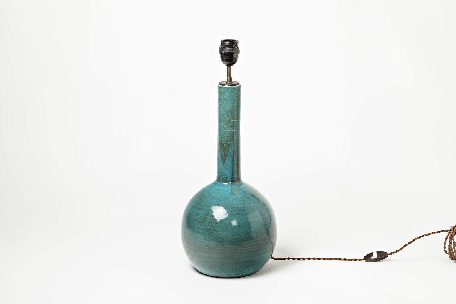 Une lampe de table en céramique par Gerard Hoffman avec une décoration en glaçure bleu turquoise, vert.
Conditions d'origine parfaites.
Signé sous la base,
vers 1960-1970.
Vendu avec un nouveau système électrique européen.

Dimensions avec