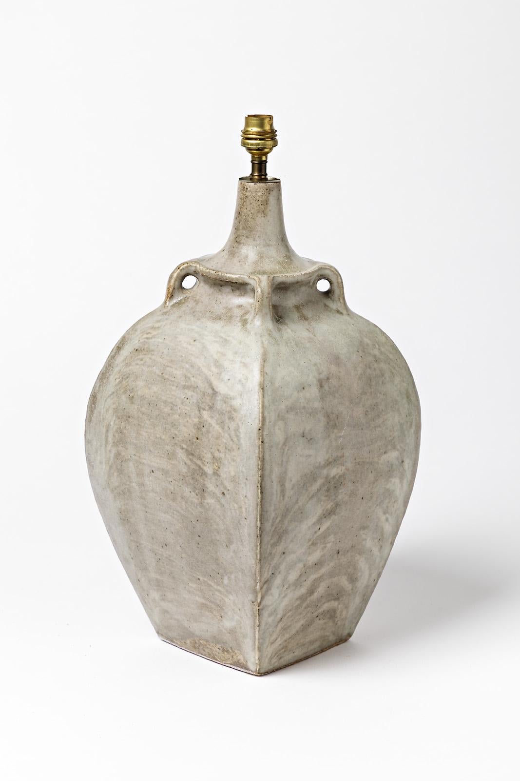 A ceramic table lamp by the potters of La Borne.
Perfect original conditions.
Sold with a new European electrical system.
Dimensions are mentioned only for the ceramic,
circa 1970.