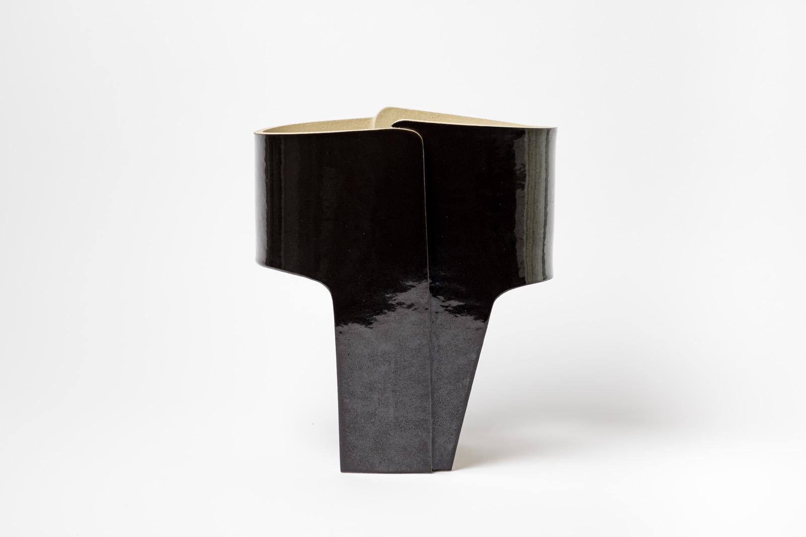 A ceramic table lamp with black glaze decoration by Denis Castaing.
Sold with a new European electrical system.
2022.