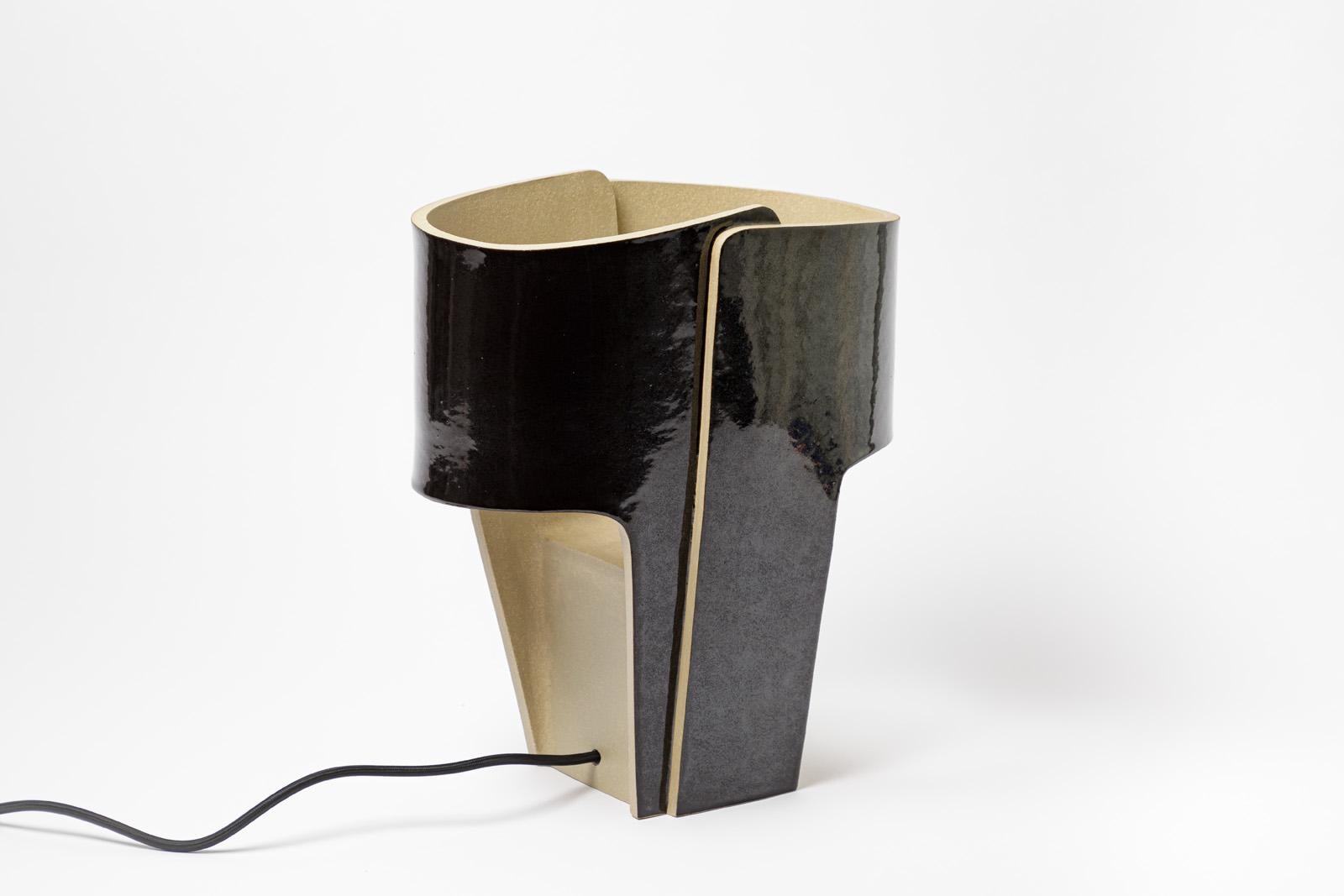 Eine Keramik-Tischlampe mit schwarzer Glasurdekoration von Denis Castaing, 2022 (Französisch) im Angebot