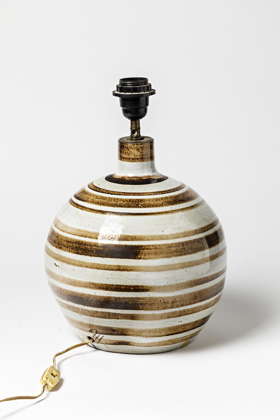 Français Lampe de table en céramique avec décoration en glaçure:: signée:: circa 1970 en vente