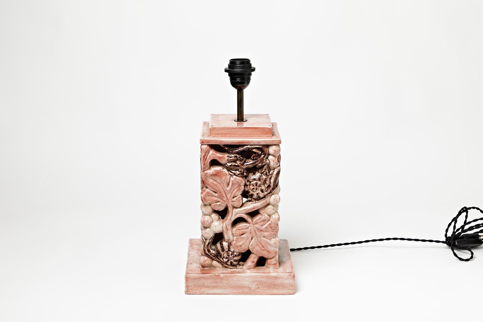 Eine Tischlampe aus Keramik mit rosa Glasur.
Perfekter Originalzustand.
Unter dem Sockel signiert,
ca. 1960-1970.
Verkauft mit einem neuen Lampenschirm und einem neuen europäischen elektrischen System.
Abmessungen:
Nur Keramik : 31 cm / 12'