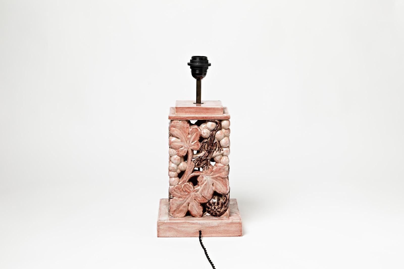 Français Lampe de table en céramique avec décoration en glaçure rose:: signée:: vers 1960-1970 en vente