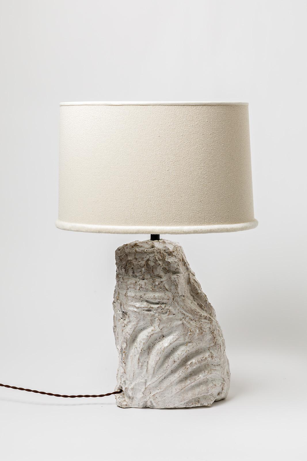 Eine Tischlampe aus Keramik mit weißer Glasur.
Verkauft mit einem neuen Lampenschirm und einem neuen europäischen elektrischen System.
Unter dem Sockel signiert.
Perfekter Originalzustand.
Ca. 2022.
Es ist möglich, ein Paar und wenige Stücke zu