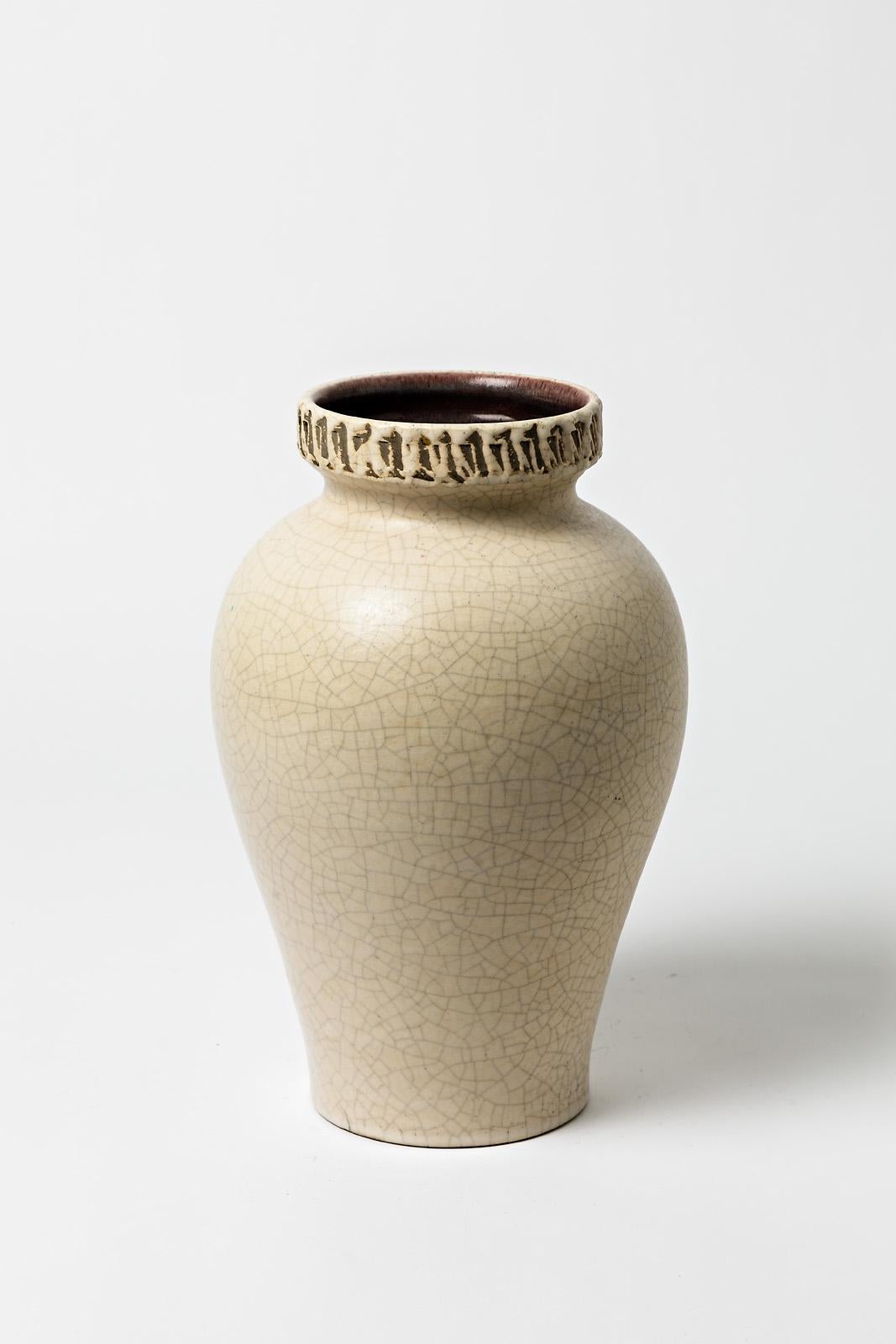 Vase en céramique attribué à Pol Chambost avec décoration en glaçure blanche Excellent état - En vente à Saint-Ouen, FR