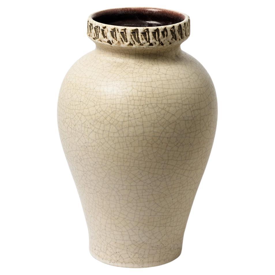 Vase en céramique attribué à Pol Chambost avec décoration en glaçure blanche en vente