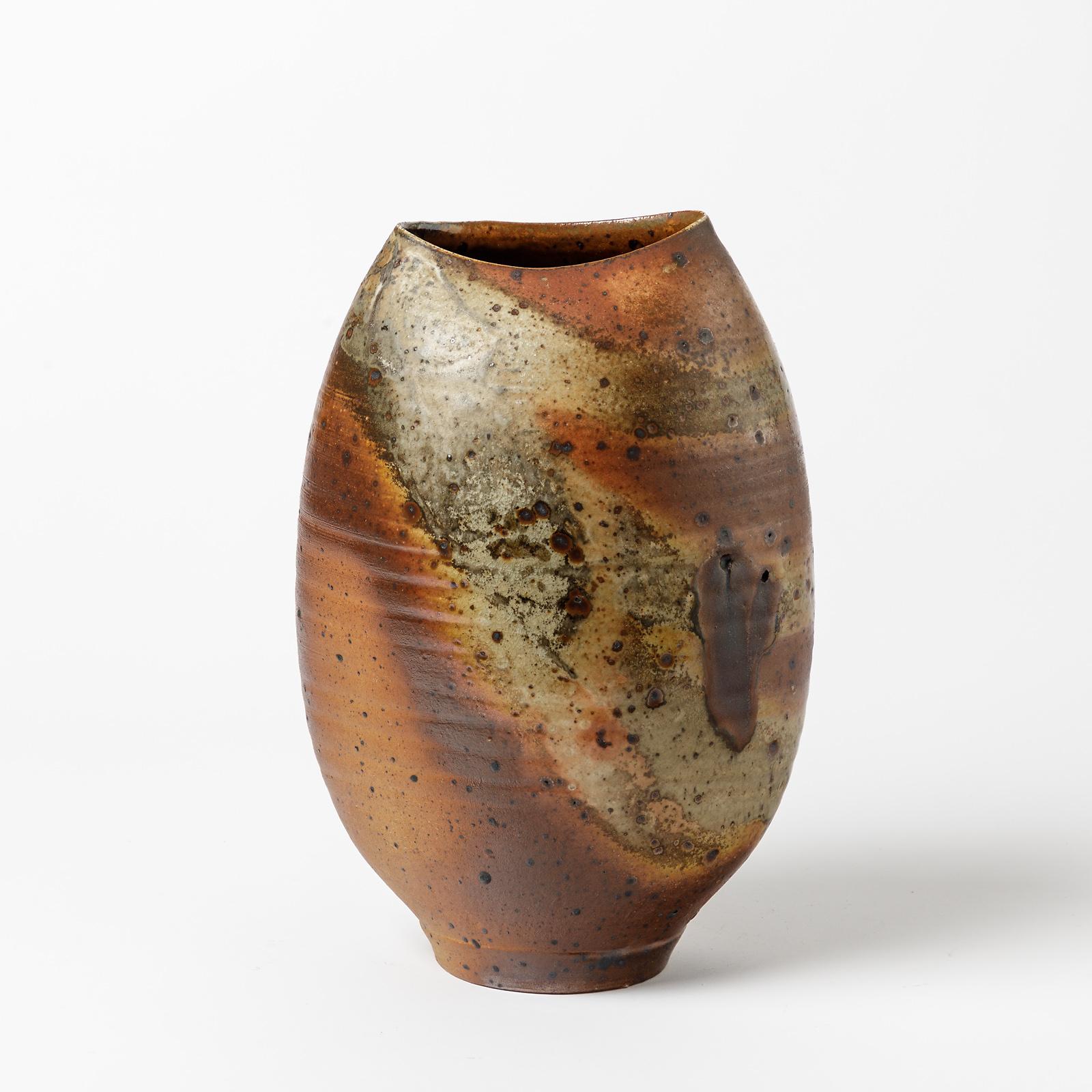 Un vase en céramique avec cuisson au bois par Bruno H' rdy.
Signé à la base.
Conditions d'origine parfaites.
Circa 1970-1980.
Pièce unique.