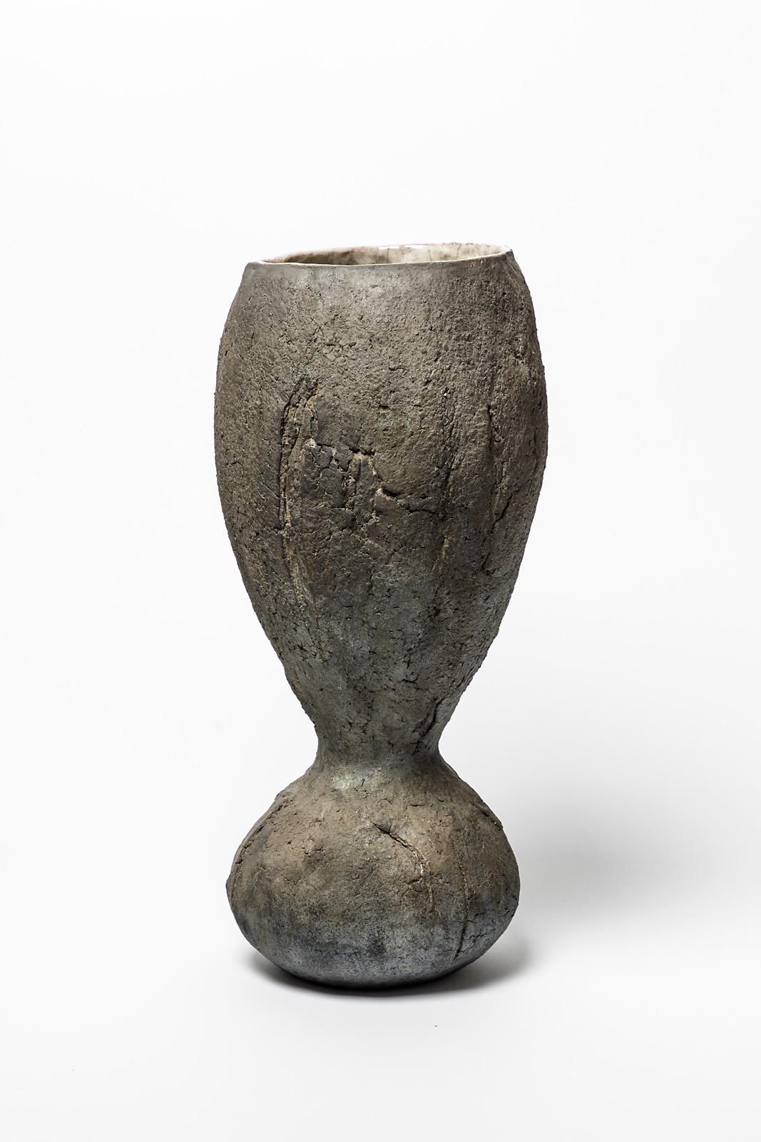 Un vase en céramique de Gisele Buthod- Garçon.
Conditions d'origine parfaites.
Signé sous la base.
Pièce unique.
Circa 2005.
