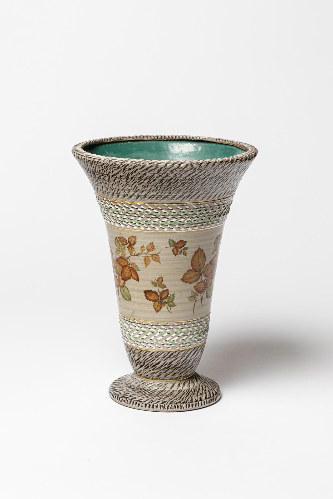 Vaso in ceramica con decorazioni in bianco, verde, grigio e argento.
Firmato sotto la base 