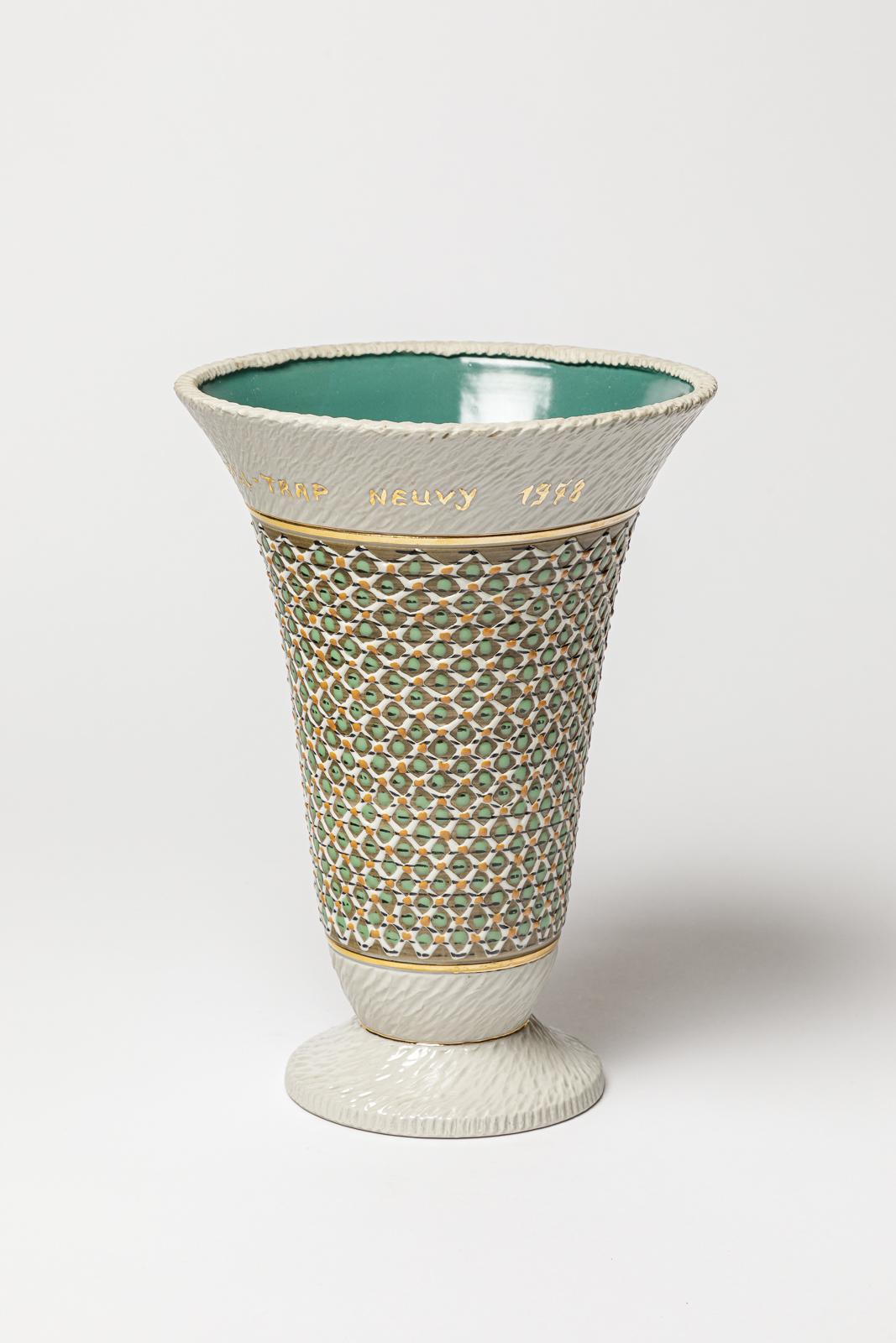 Vaso in ceramica con decorazioni in bianco, verde, marrone, oro e nero.
Firmato sotto la base 