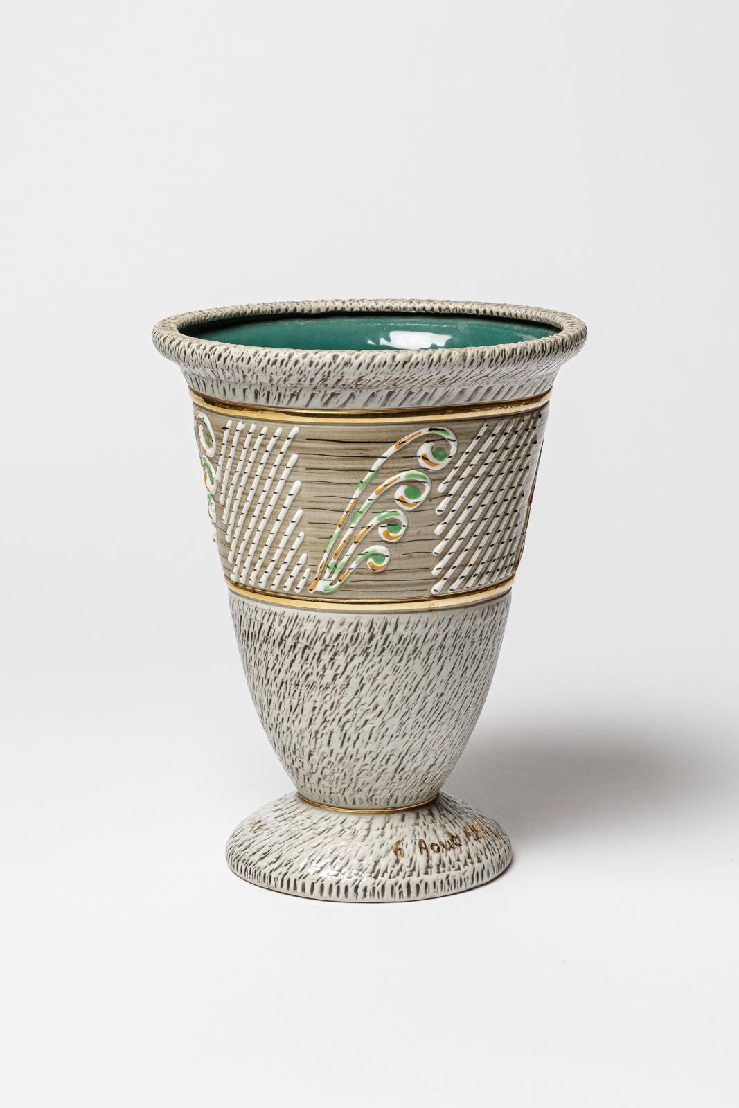 Vaso in ceramica con decorazioni in bianco, verde, marrone, oro, arancio e nero.
Firmato sotto la base 