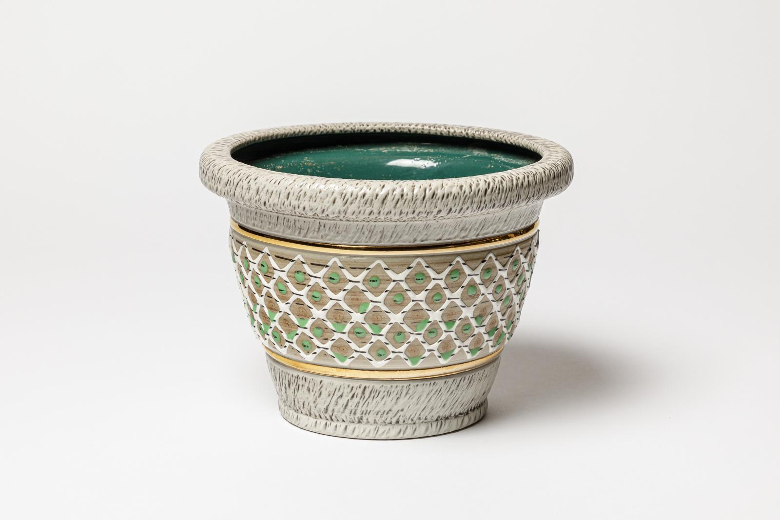 Vaso in ceramica con decorazioni in bianco, verde, marrone, oro e nero.
Firmato sotto la base 