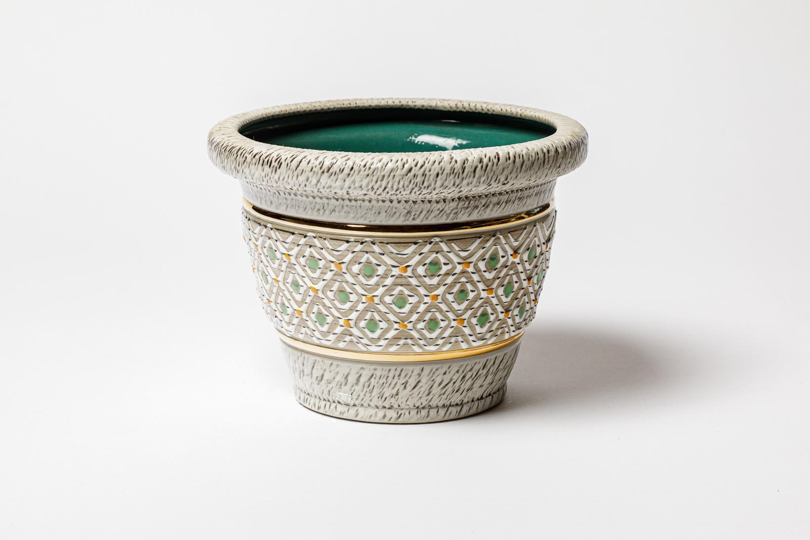 Vaso in ceramica con decorazioni in bianco, verde, marrone, oro, nero e arancione.
Firmato sotto la base 