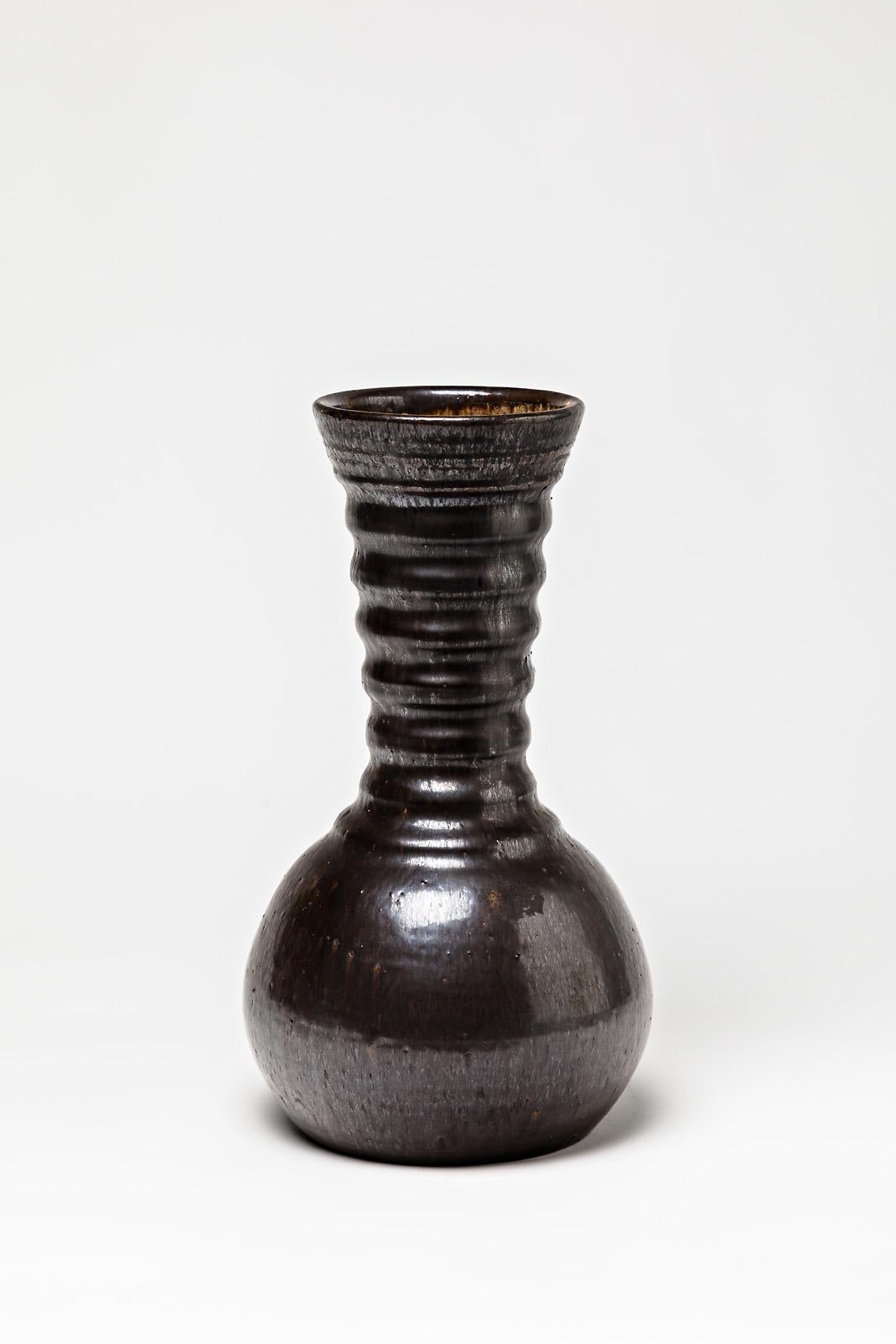 Un vase en céramique de Jean Talbot avec une décoration en glaçure brune.
Conditions d'origine parfaites.
Signé sous la base,
vers 1960-1970.