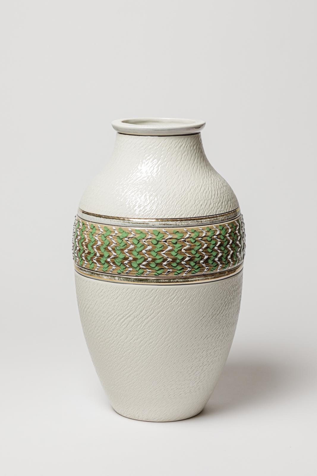 Eine Keramikvase mit weißer, grüner, silberner, goldener und schwarzer Glasur.
Unter dem Sockel signiert 