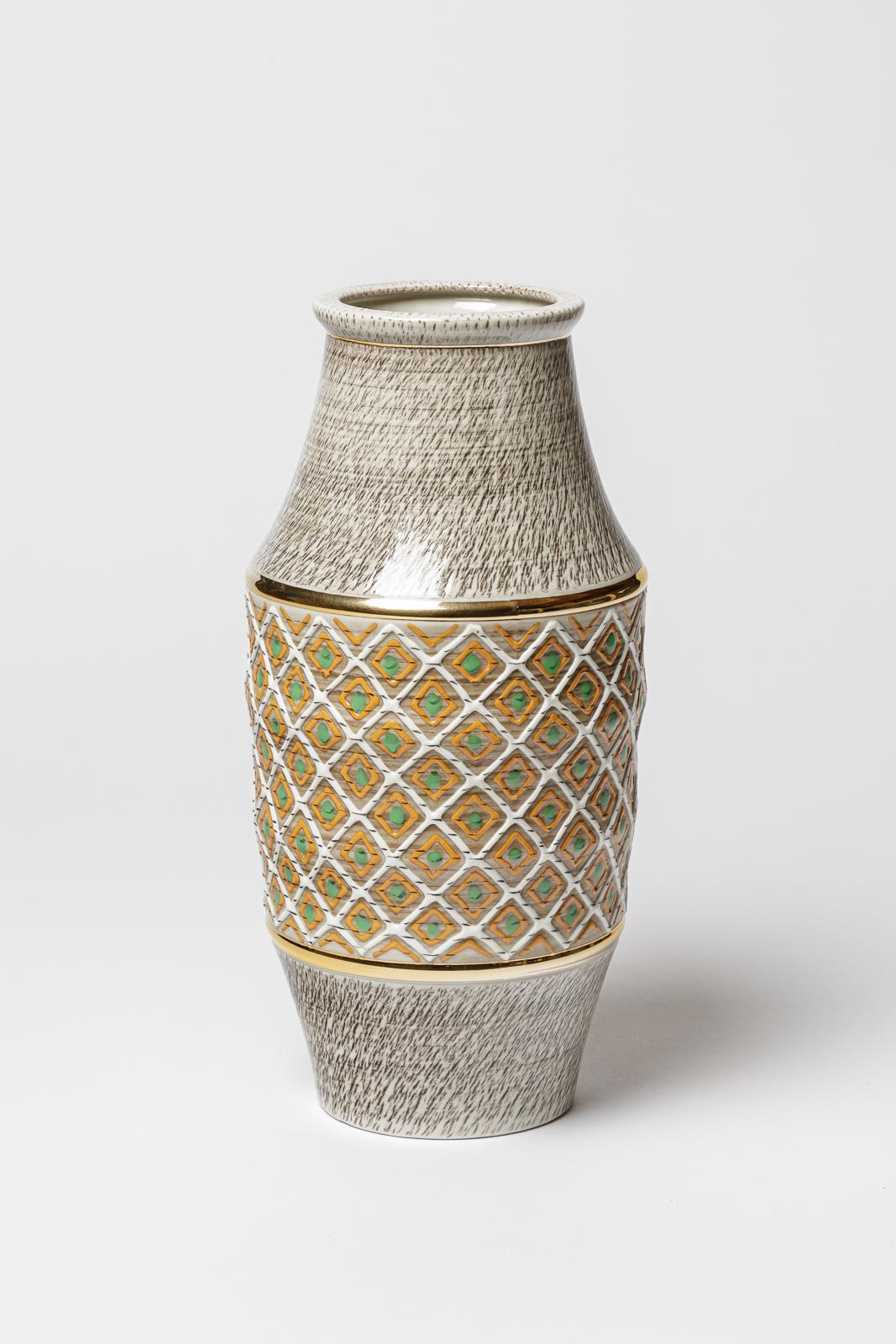 Vaso in ceramica con decorazioni in bianco, verde, arancio, oro e smalti nero-marroni.
Firmato sotto la base 