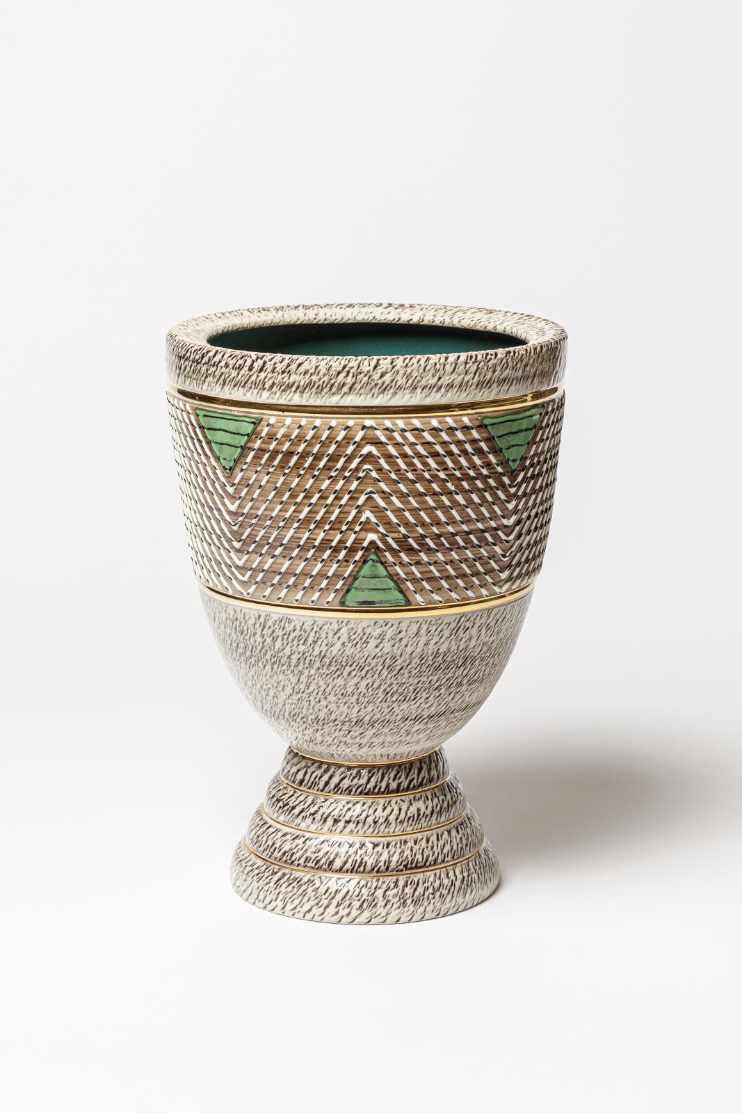 Un vaso in ceramica di colore bianco, verde e marrone,  decorazioni in oro e smalto nero.
Firmato sotto la base 