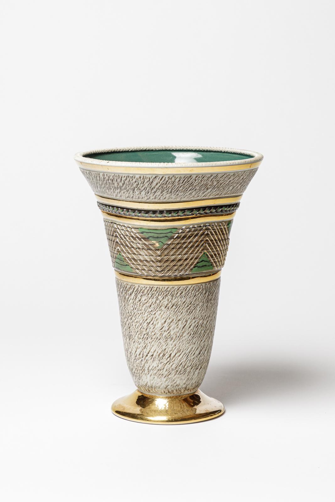 Un vaso in ceramica di colore bianco, verde e marrone,  decorazioni in oro e smalto nero.
Firmato sotto la base 