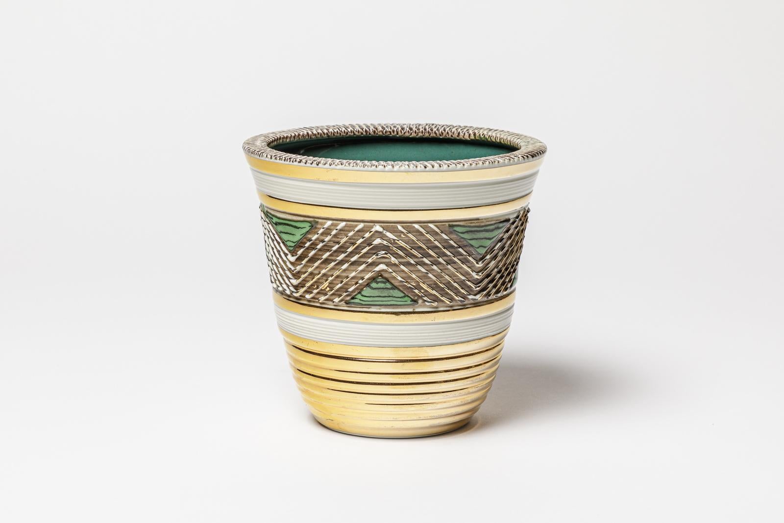 Un vaso in ceramica di colore bianco, verde e marrone,  decorazioni in oro e smalto nero.
Firmato sotto la base 