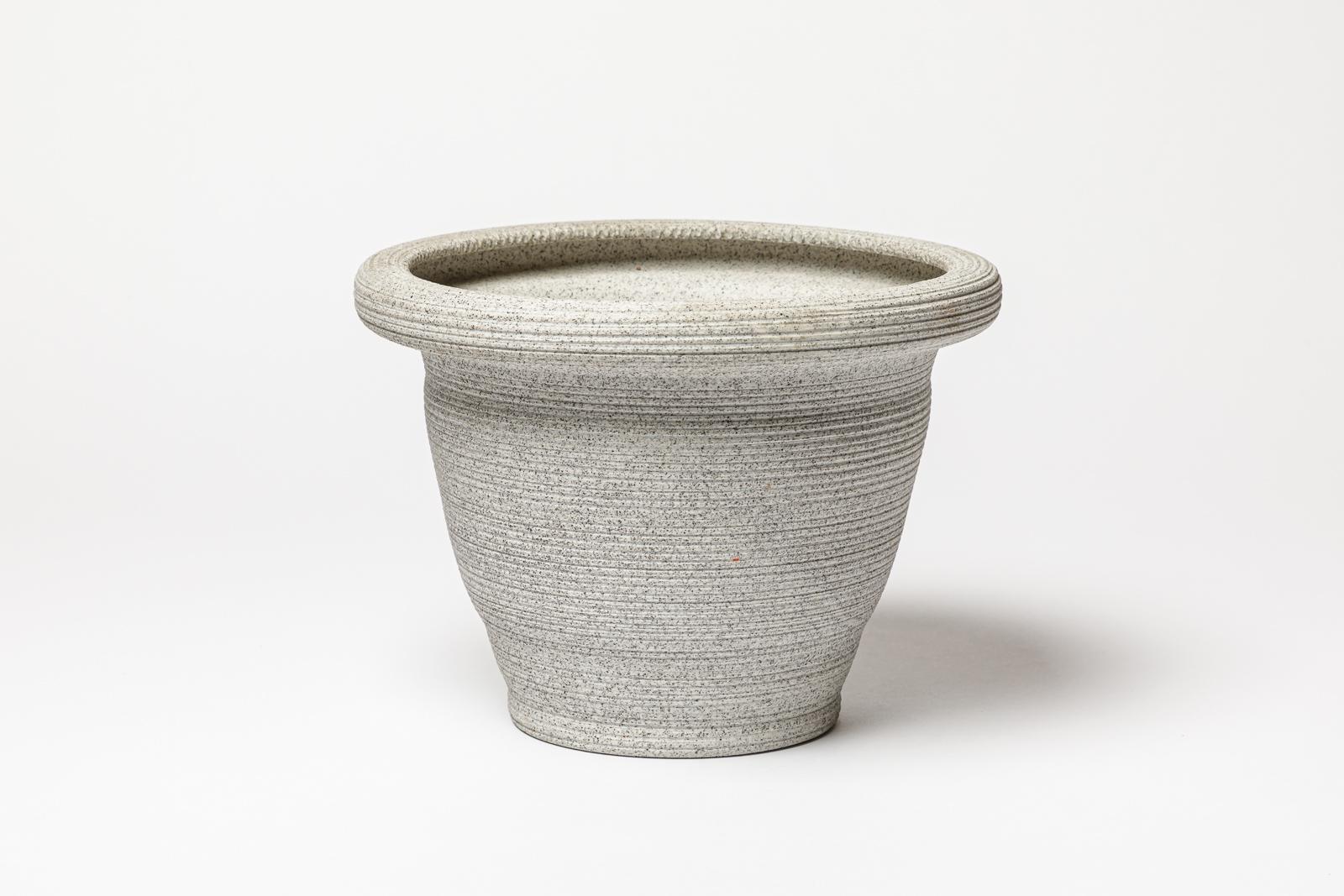 Un vaso di ceramica bianco e grigio-nero.  decorazione degli smalti.
Firmato sotto la base 
