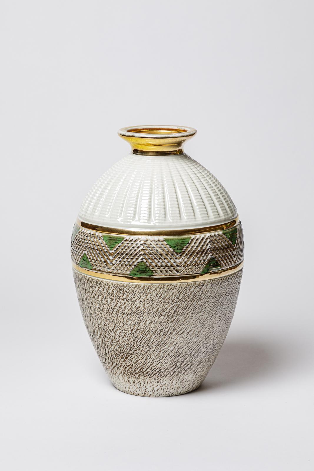 Un vaso in ceramica di colore bianco, verde e marrone,  decorazioni in oro e smalto nero.
Firmato sotto la base 