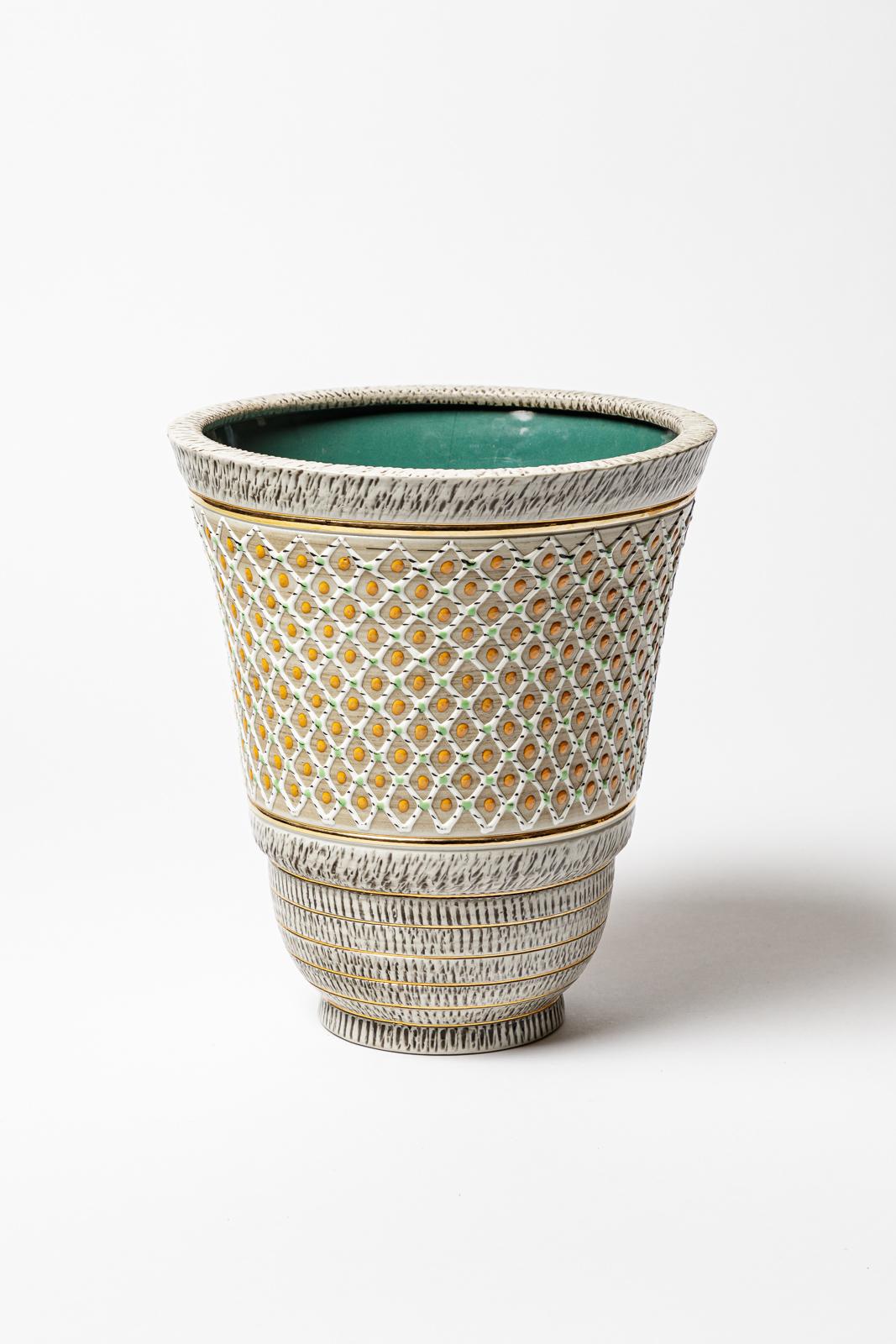 Vaso in ceramica con decorazioni in bianco, verde, arancio, oro e smalti nero-marroni.
Firmato sotto la base 