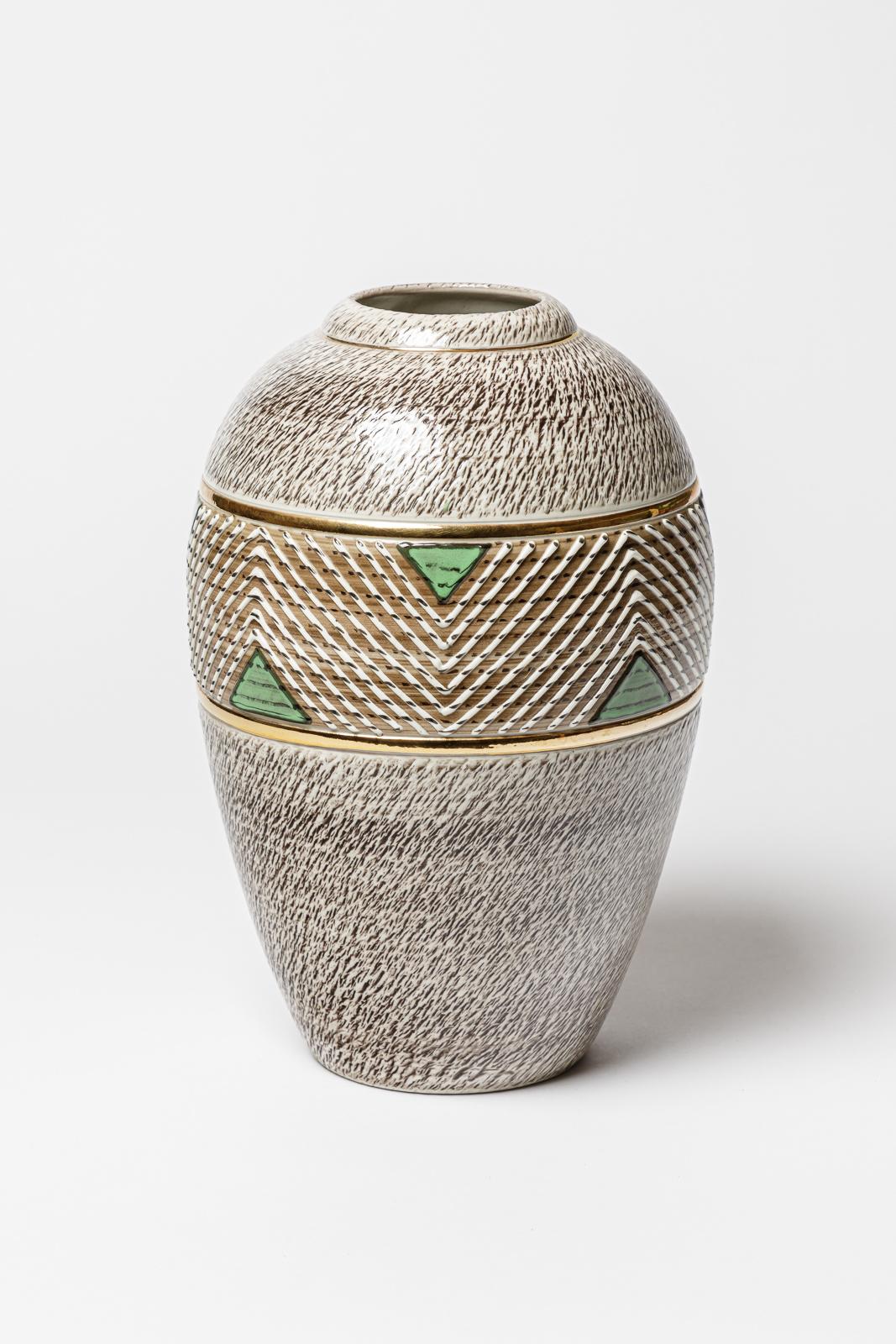 Un vaso in ceramica di colore bianco, verde e marrone,  decorazioni in oro e smalto nero.
Firmato sotto la base 