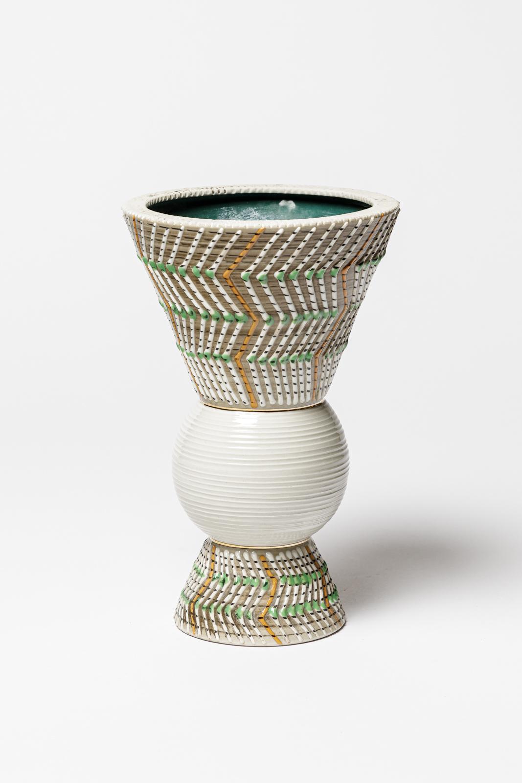 Vaso in ceramica con decorazioni in bianco, verde, arancio, oro e smalti nero-marroni.
Firmato sotto la base 