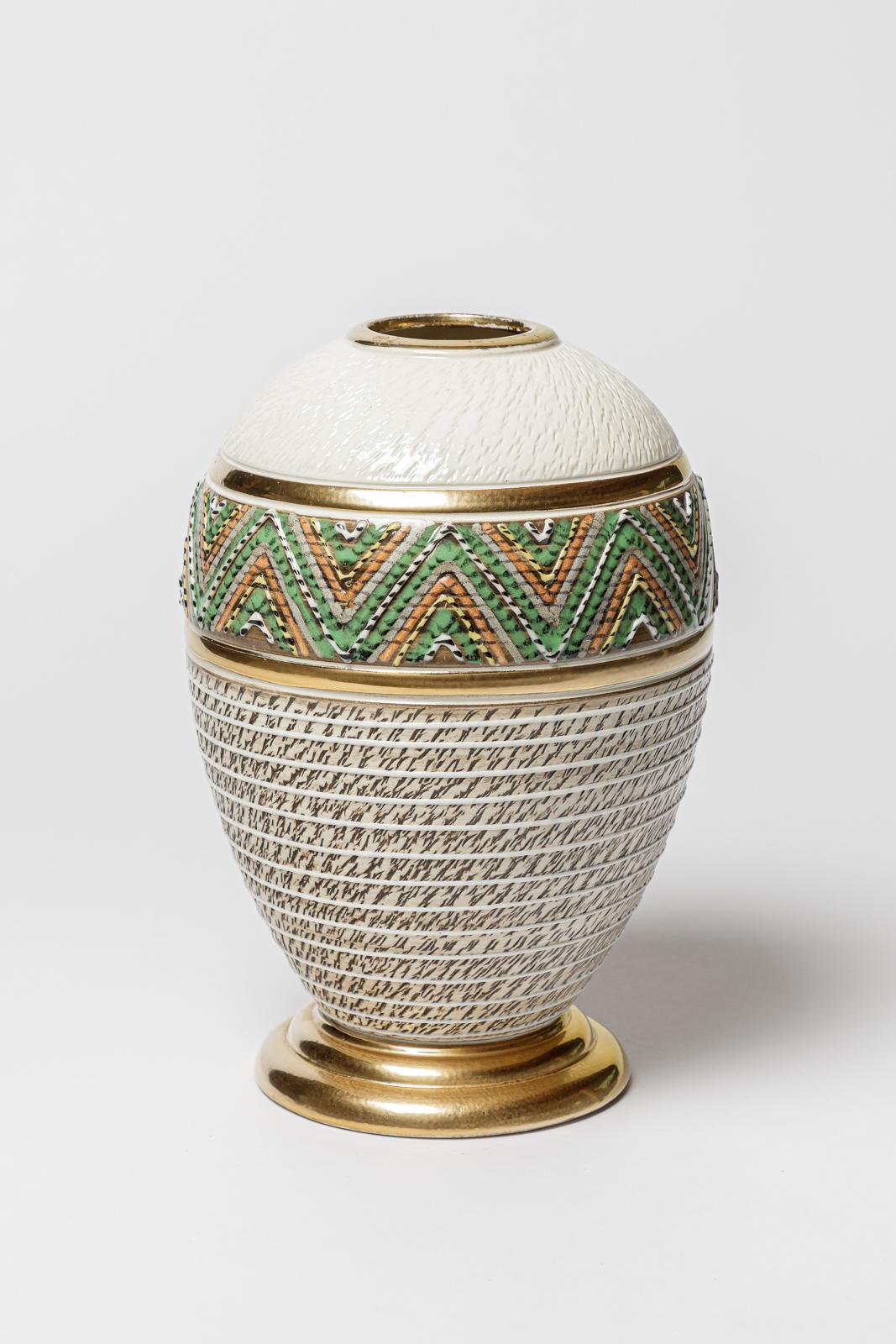 Un vaso in ceramica di colore bianco, verde e marrone,  decorazione con smalto oro, arancione e nero.
Firmato sotto la base 