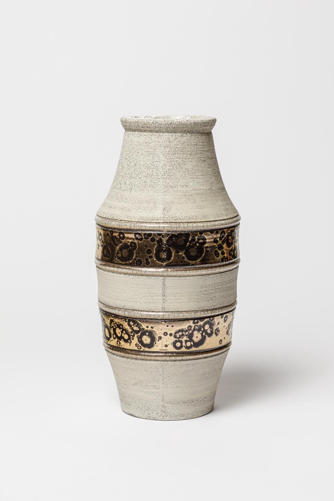 Vaso in ceramica con decorazione in smalto grigio, oro e nero di Lucien Brisdoux.
Firma dell'artista sotto la base 