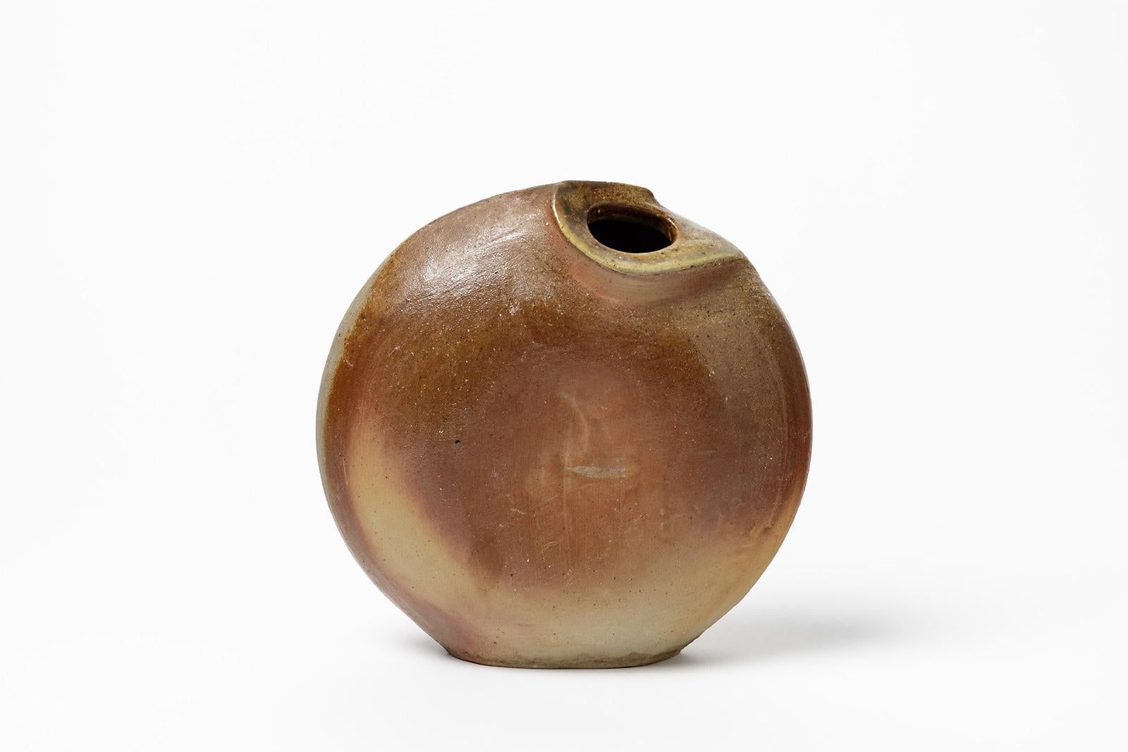 Un vase en céramique de Robert Heraud.
Conditions d'origine parfaites.
Signé sous la base.
Circa 1970-1980.
Pièce unique.