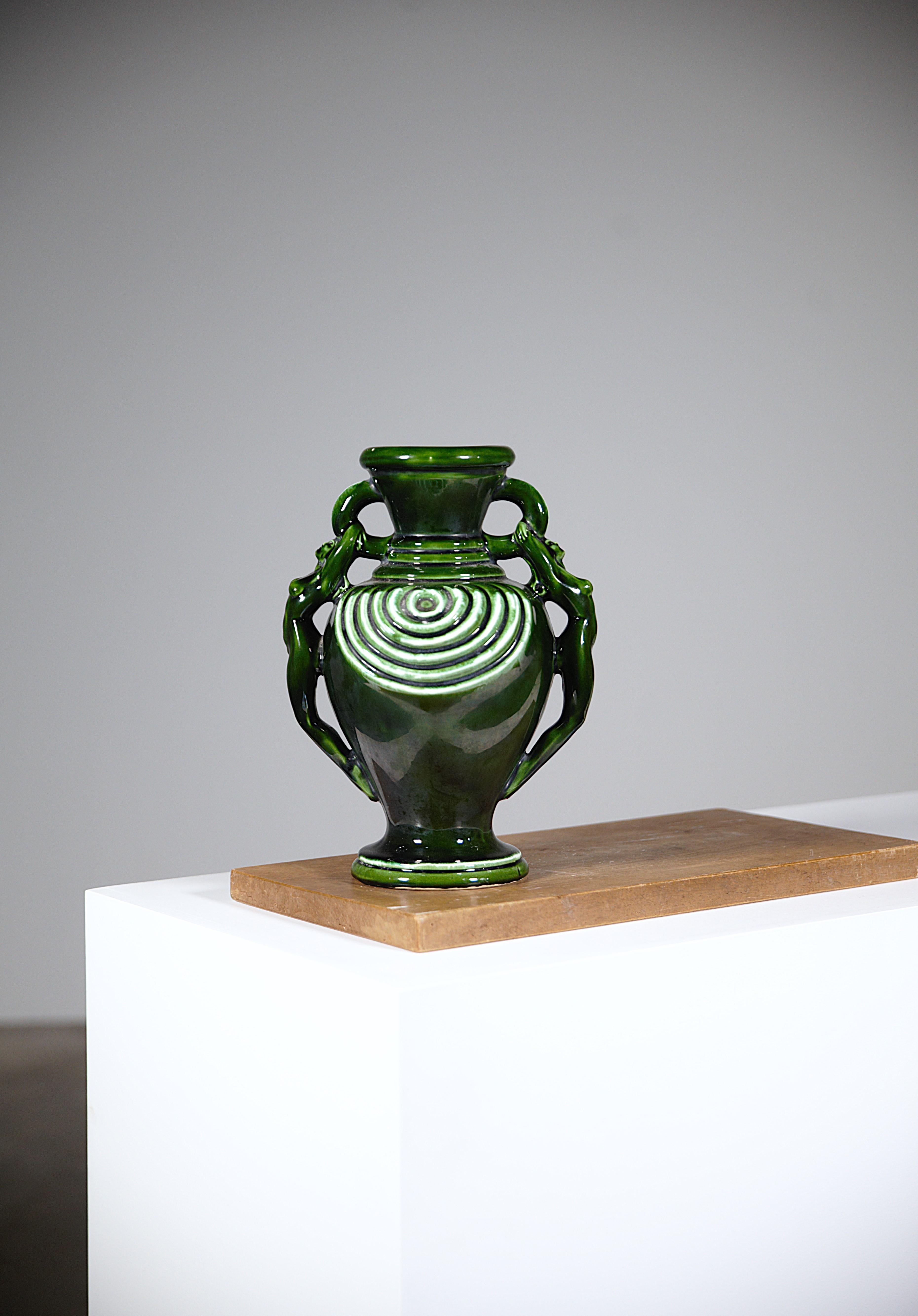 Vaso in ceramica di Vallauris Francia anni '70.

Molto elegante con un ottimo smalto nero/verde.

Rapporto: una piccola scheggiatura sul naso di una donna e sul collo del vaso (si prega di fare riferimento alle immagini).