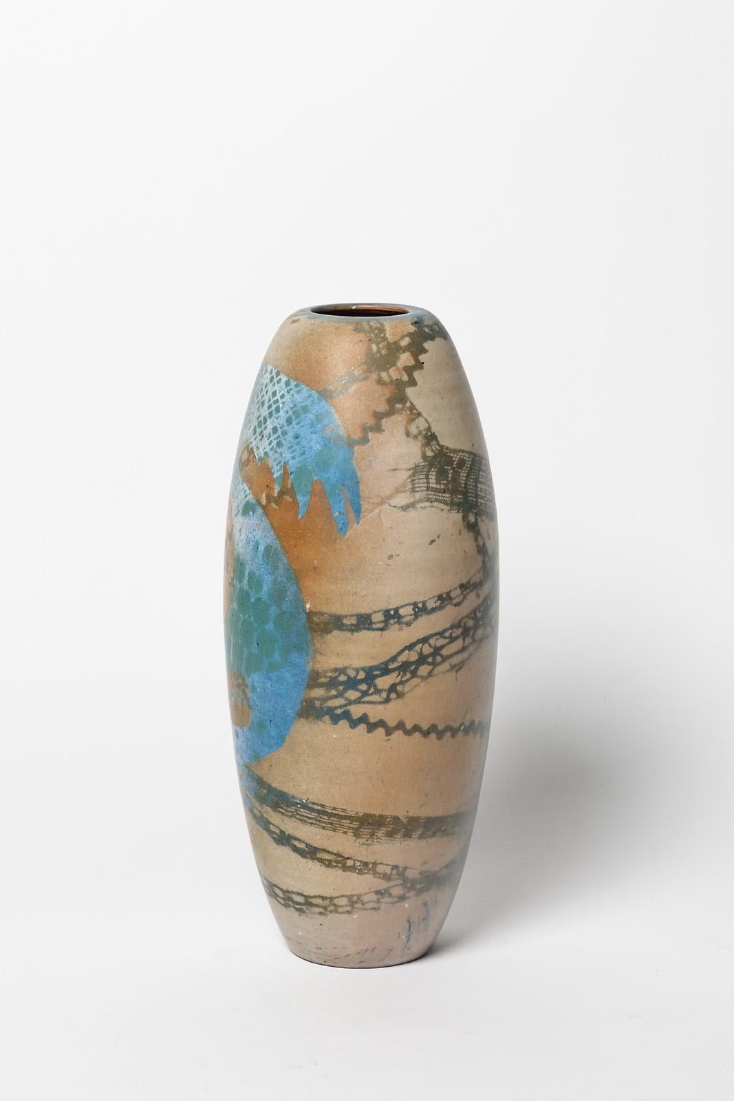 Un vase en céramique avec une décoration abstraite de Sophie Combres.
Conditions d'origine parfaites.
Signé sous la base.
Vers 1980-1990.
 