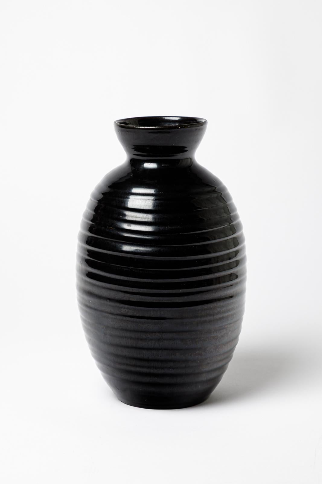 Vaso in ceramica con decorazione a smalto nero realizzato dai ceramisti Accolay.
Perfette condizioni originali.
Firmato sotto la base 