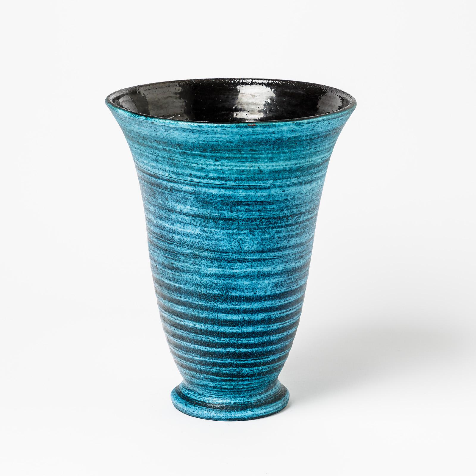Un vase en céramique à décor de glaçure bleue par Accolay.
Conditions d'origine parfaites.
Signé 