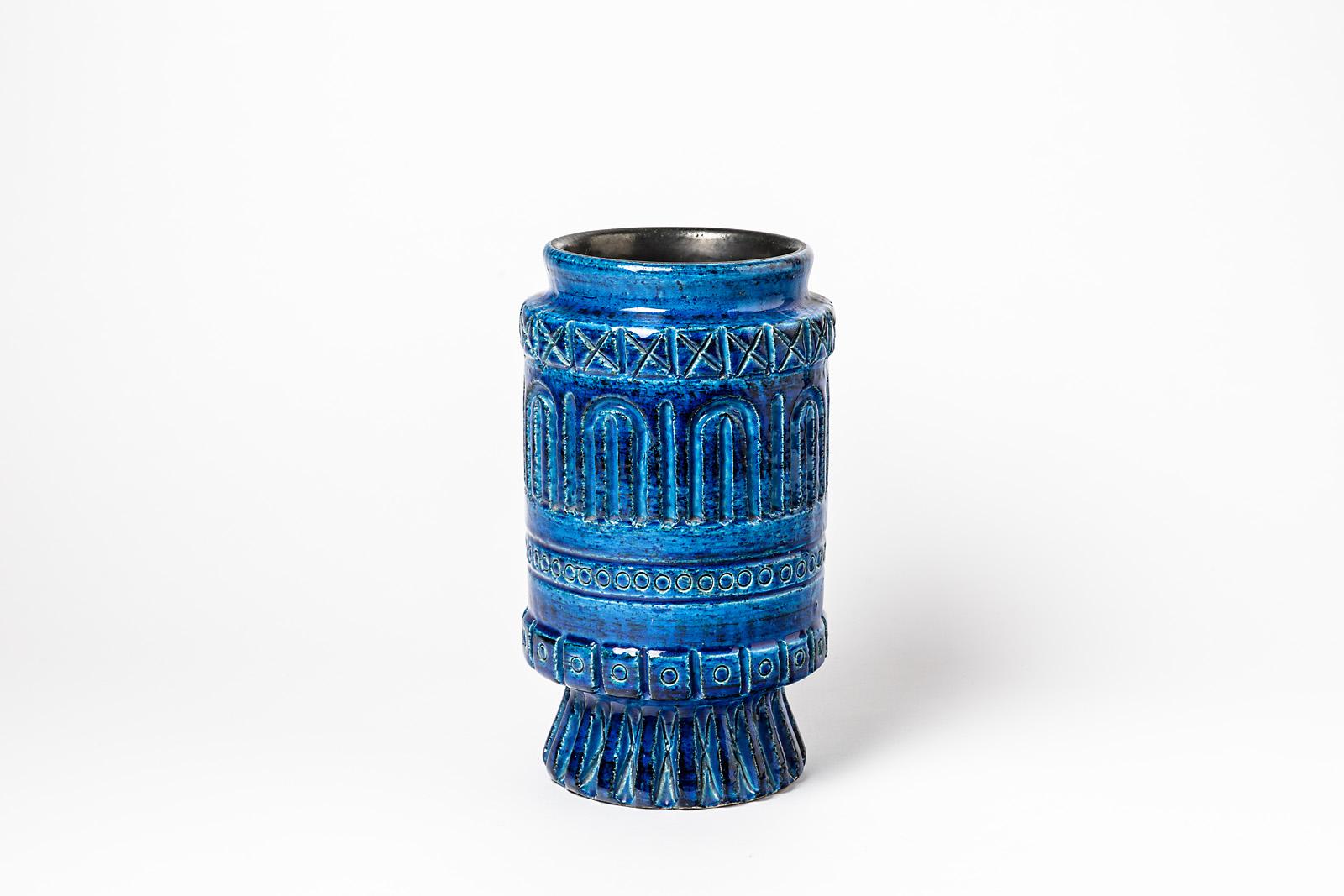 Un vase en céramique à décor de glaçure bleue signé Pol Chambost.
Conditions d'origine parfaites.
Signé sous la base,
circa 1960-1970.