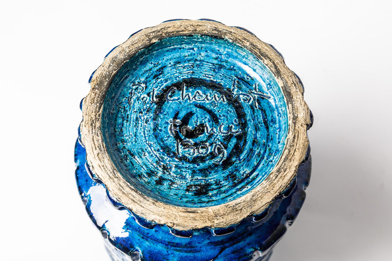 20ième siècle Vase en céramique à décor de glaçure bleue signé Pol Chambost, vers 1960-1970 en vente