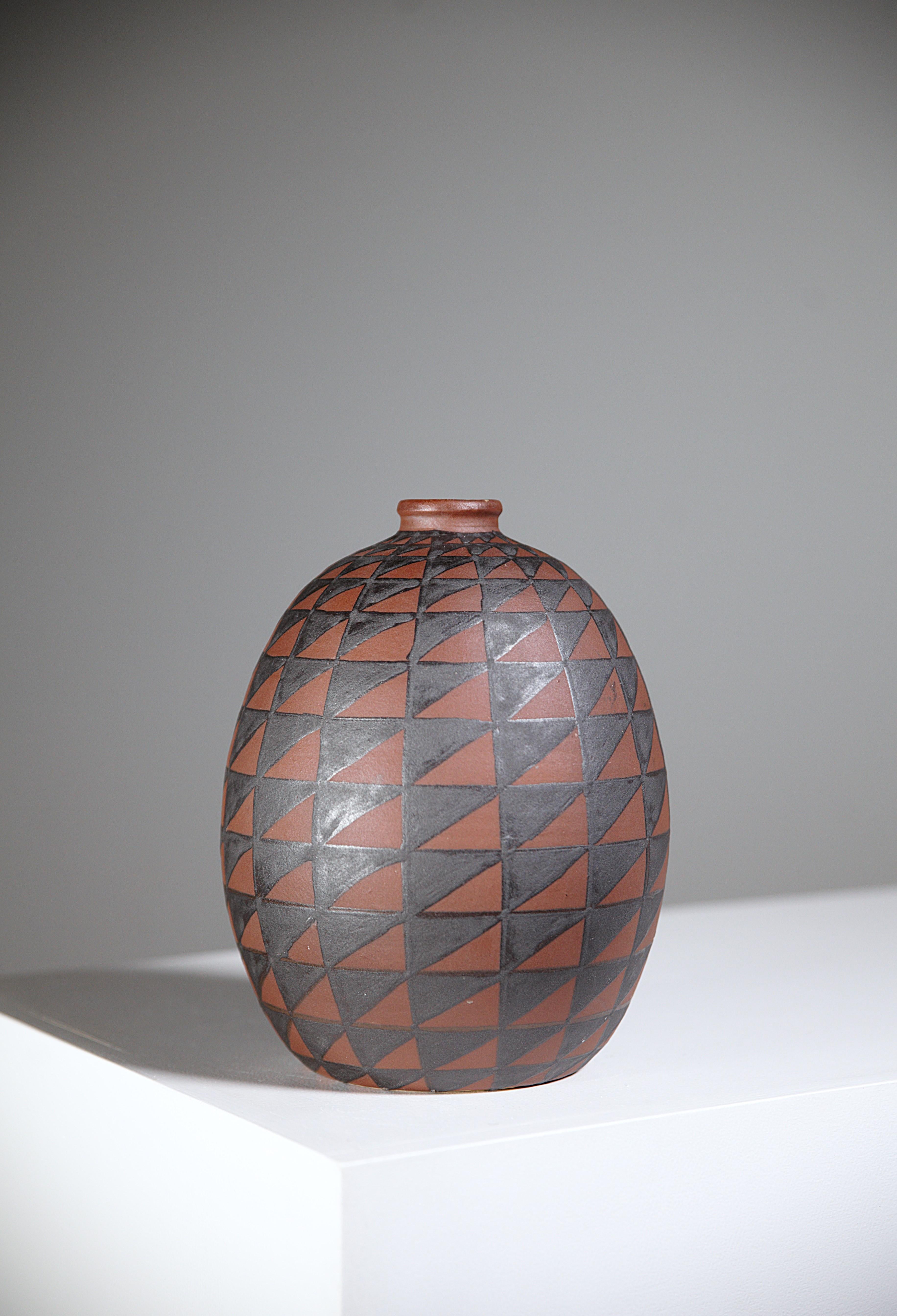 Vaso in ceramica con disegno geometrico di Jean Garillon Francia anni '30

Famiglia Elchinger

In ottime condizioni

Firmato sotto

Relazione : leggera scheggiatura sul collo ( difetti di cottura )