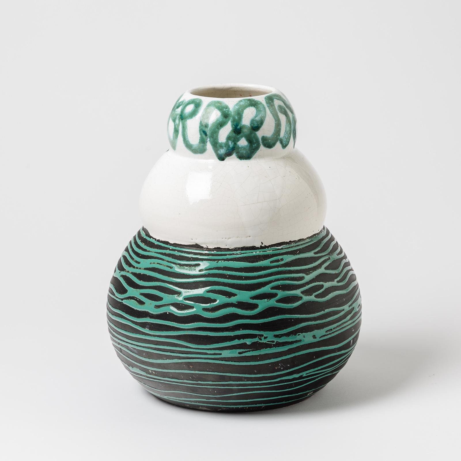 Un vase en céramique à décor de glaçures blanches, vertes et noires, attribué à Sainte Radegonde.
Conditions d'origine parfaites.
Circa 1950-1960.