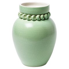 Jarrón de cerámica con decoración de esmalte verde y blanco de Pol Chambost, hacia 1930