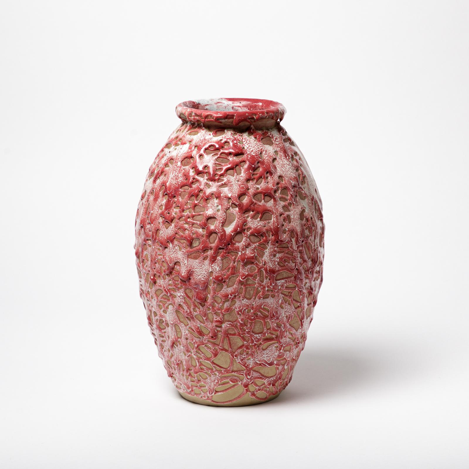 Vaso in ceramica con decorazione in smalto rosa e bianco attribuito a 
