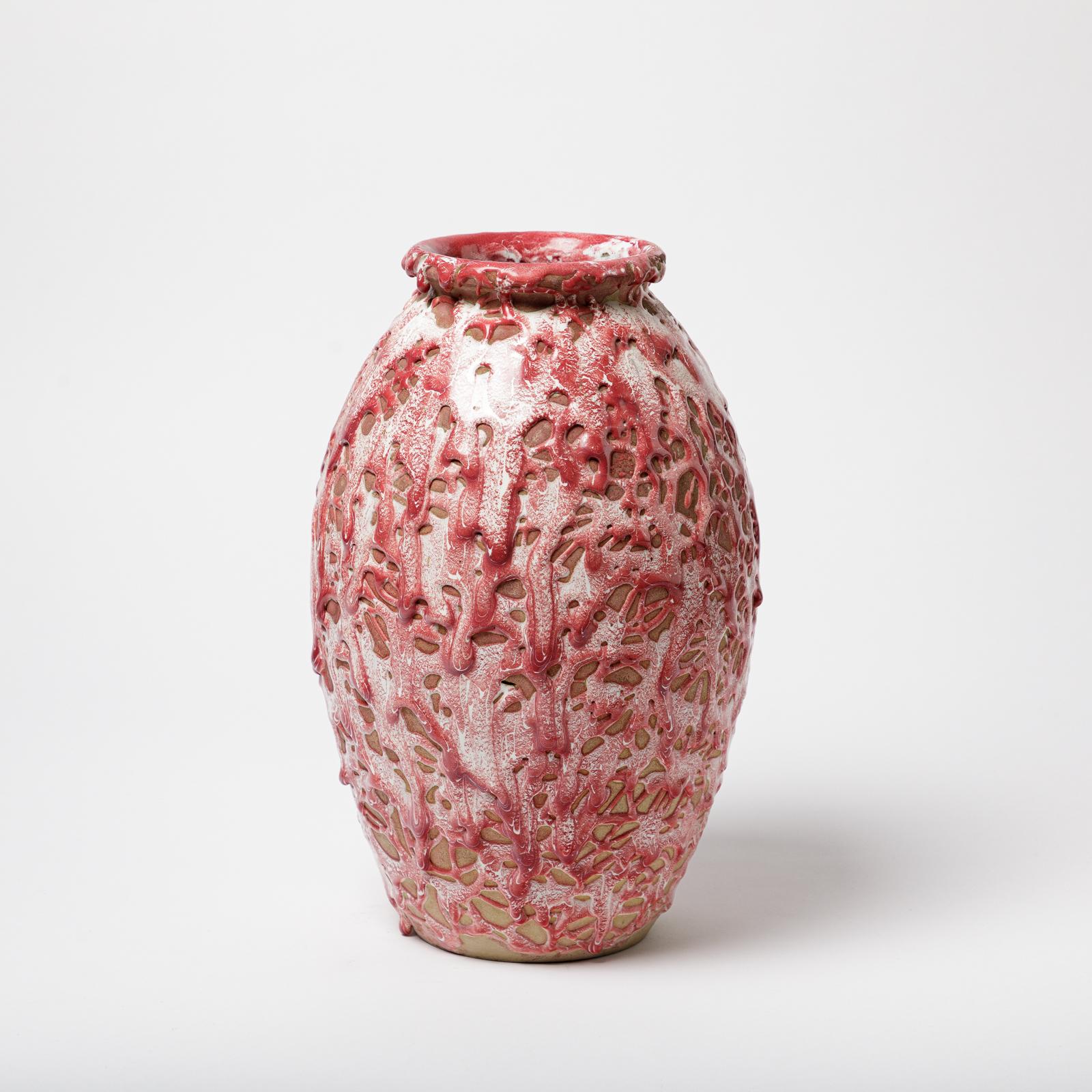 Francese Vaso in ceramica con decorazione in smalto rosa, 1930 circa, attribuito a CAB. in vendita
