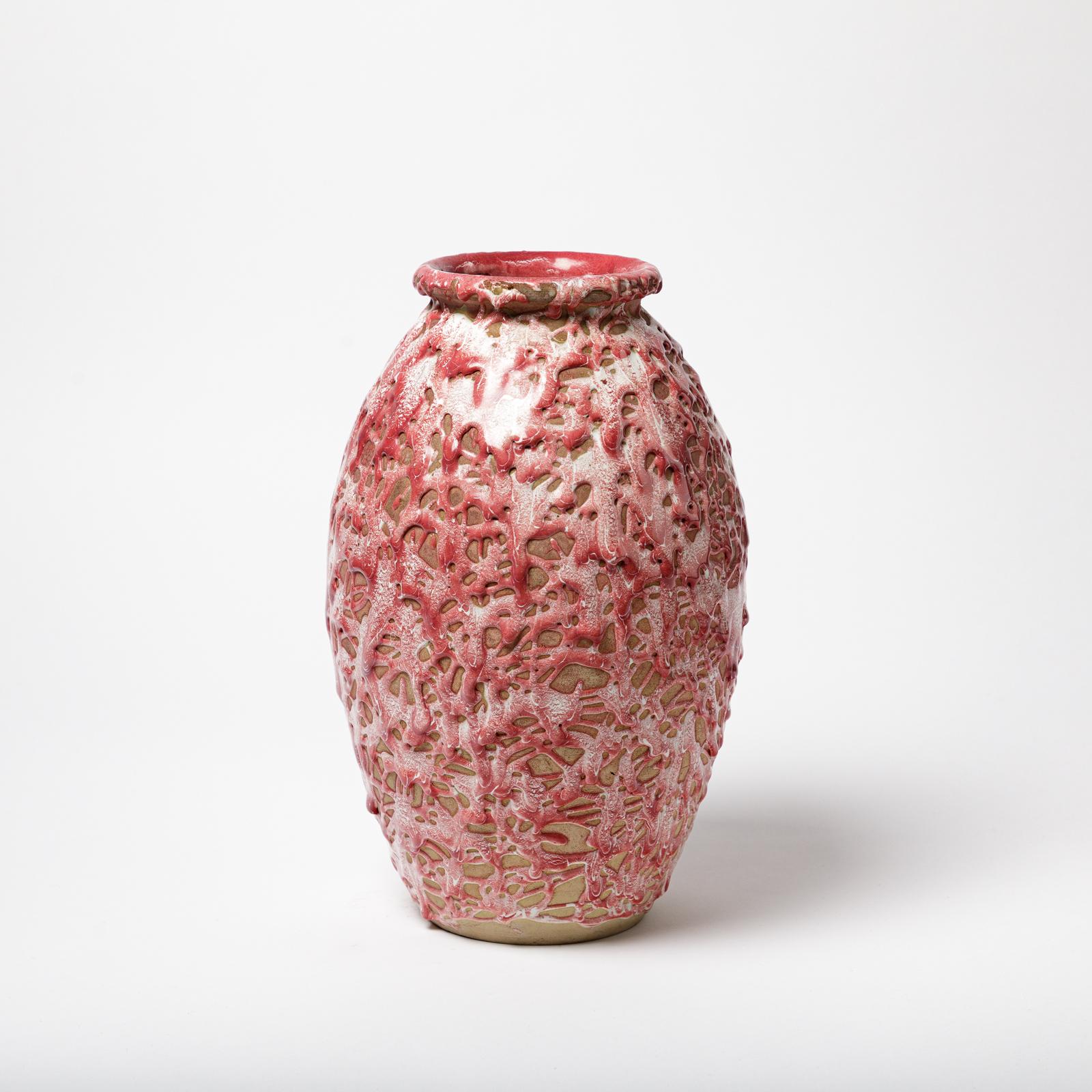 Vaso in ceramica con decorazione in smalto rosa, 1930 circa, attribuito a CAB. In condizioni ottime in vendita a Saint-Ouen, FR