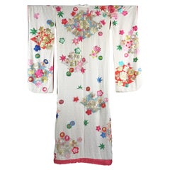 A ceremonial Furisode Kimono in embroidered silk damask - Japan Circa 1960