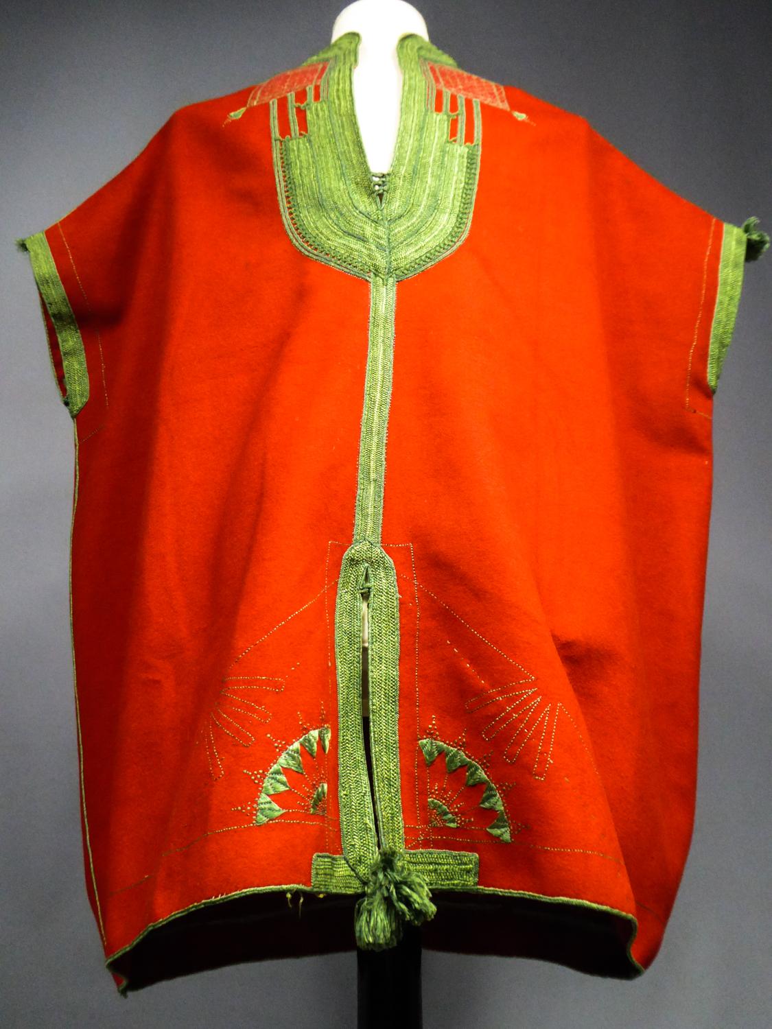 A Ceremonial Jebba Tunic in Felt Embroidered with Silk - Tunisia Circa 1900/1950 For Sale 5